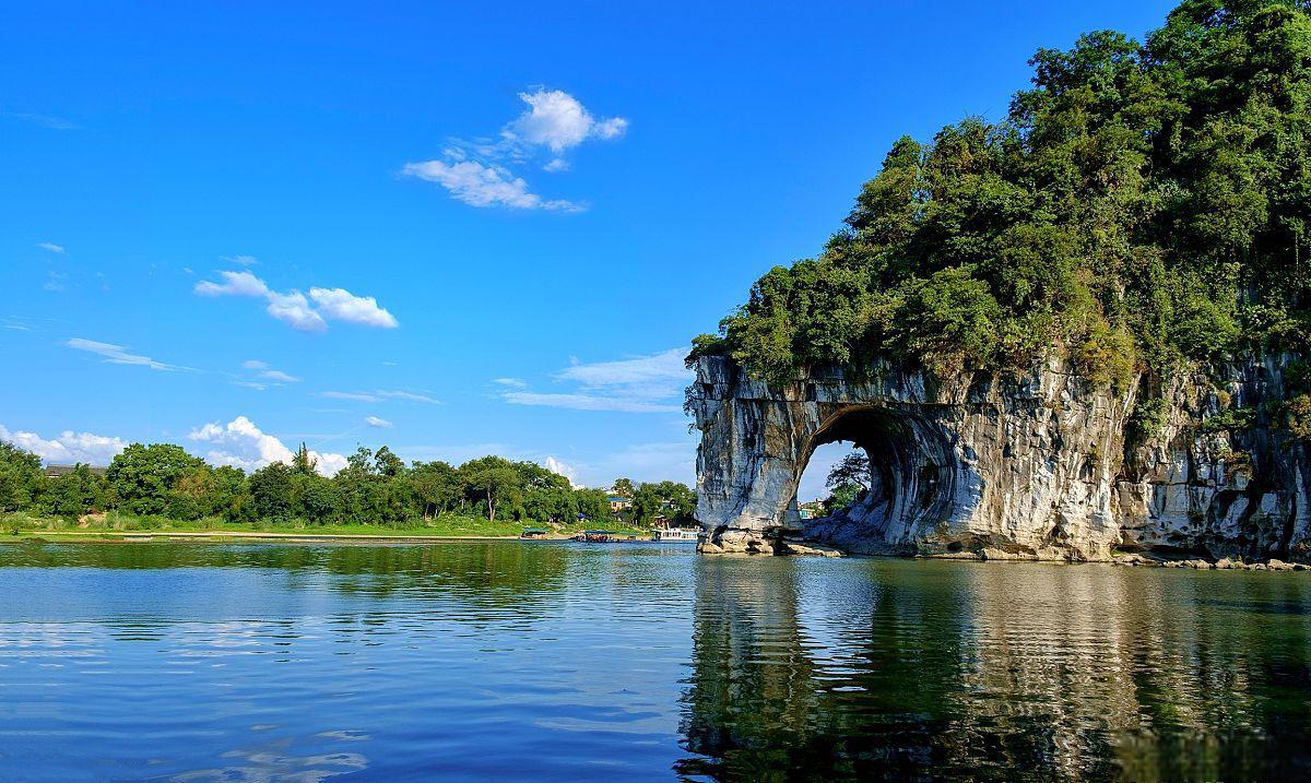 桂林山水美景 桂林,位于中国广西壮族自治区,是一个因山水而闻名的