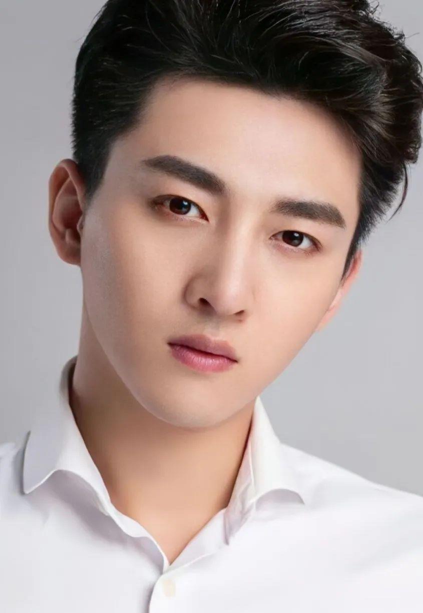 《鲛绡碧》:人鲛之恋 《鲛绡碧》是一部中国大陆古装双男主电影,讲述