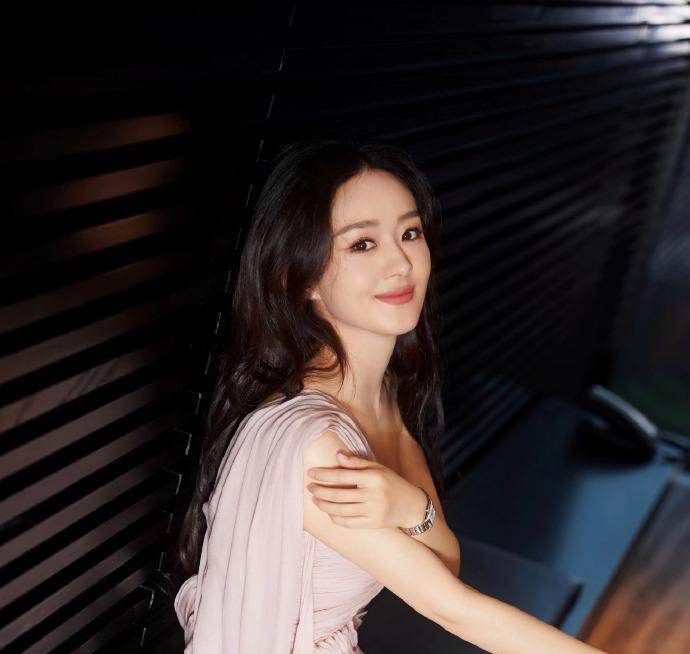 赵丽颖吃汉堡太忘我,嘴角沾酱汁不在意 赵丽颖吃汉堡的萌照,少女感