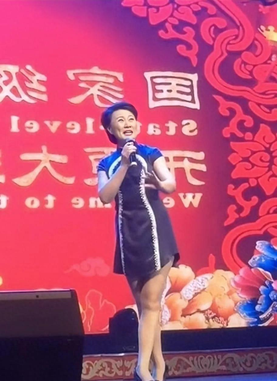 海燕是备受赞誉的二人转演员,他的演艺事业离不开赵本山的教导和指导