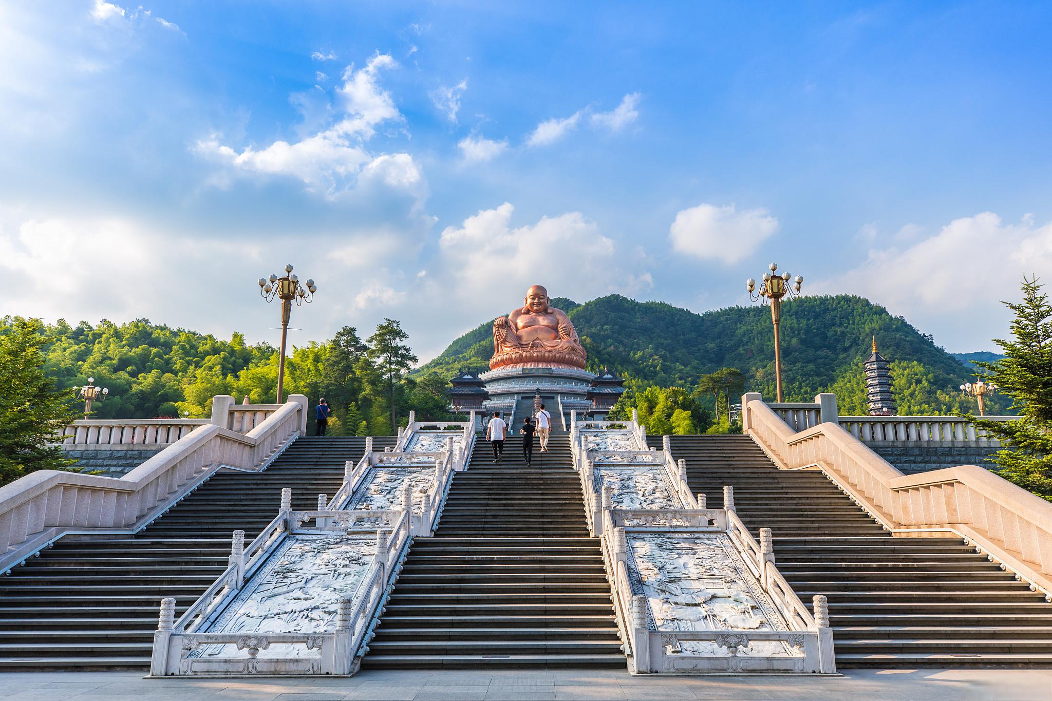 佛山市,岭南明珠 佛山市,位于广东省中部,珠江三角洲腹地,是一座历史