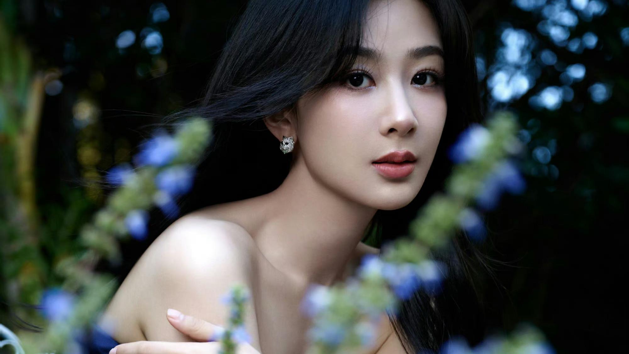 杨紫过生日见人缘 杨紫过生日,粉丝送上祝福之余,又推动了杨紫娱乐圈