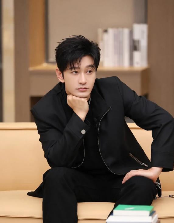 金靖谈与黄晓明合作的印象 金靖与黄晓明首次合作是在一次重要的演出