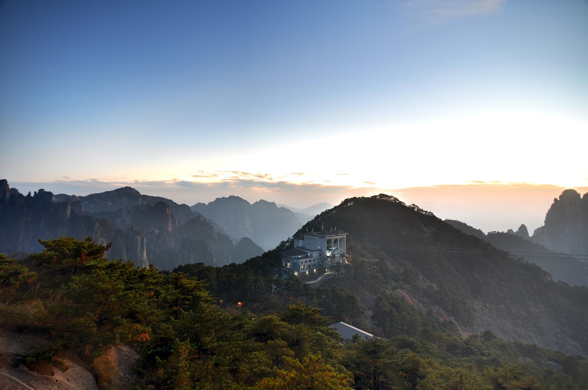 庐山秋色如诗,层林尽染 秋天是大自然的醉人季节,而庐山的秋景更是让