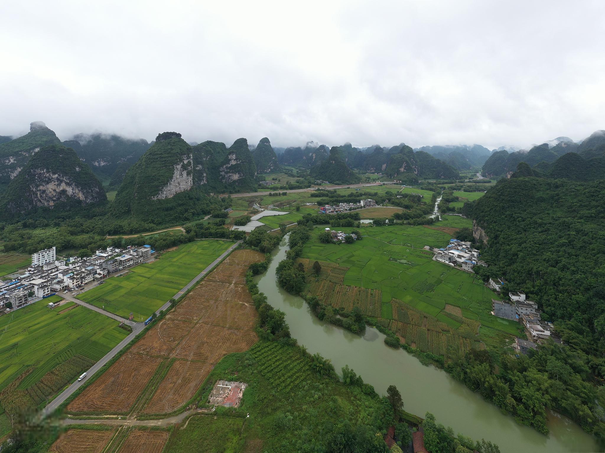 英西峰林走廊,值得一游 英西峰林走廊,位于中国广东省清远市,是一个