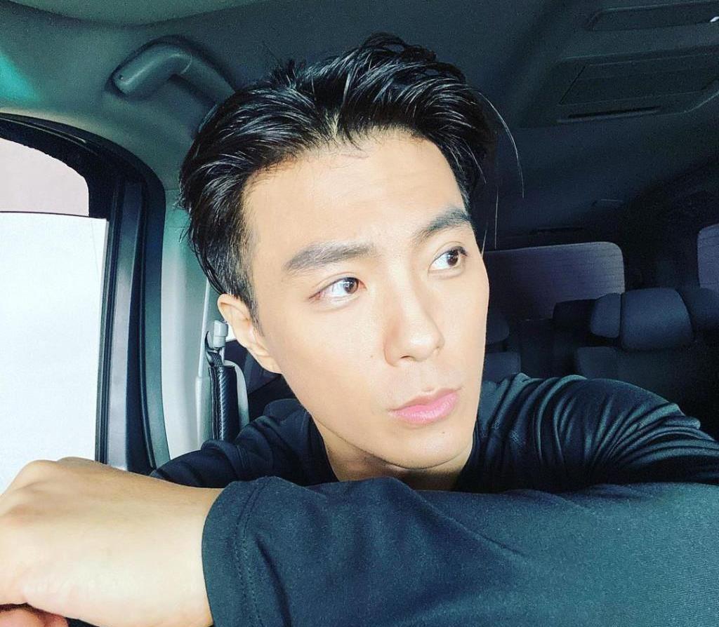 香港明星黄文远在深圳创业,开设了5家小吃店,通过辛勤付出和独特经营