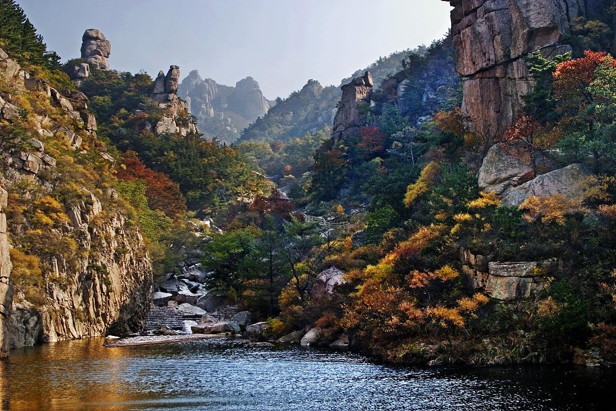 碧海青石间的五彩斑斓 在中国的山东省,有一座名为崂山的山脉,以其秀