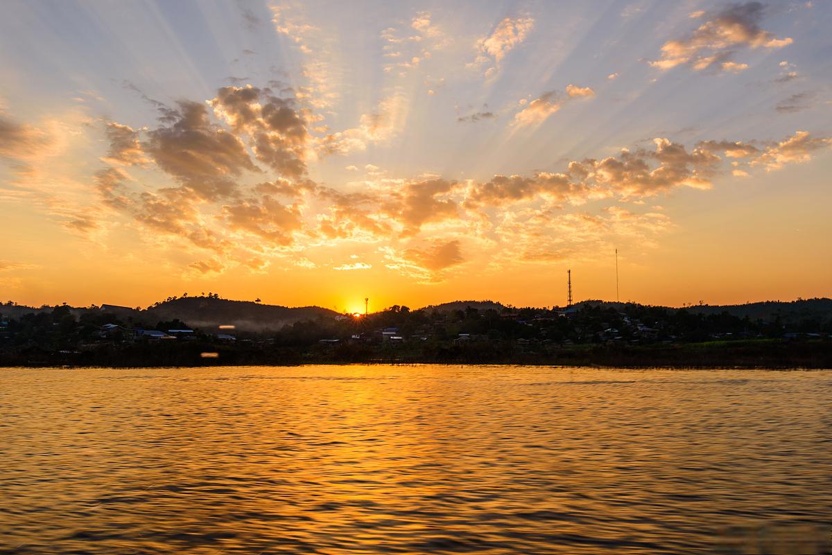 杭州西湖的黄昏 杭州西湖的黄昏,是一首流动的诗,一幅立体的画.