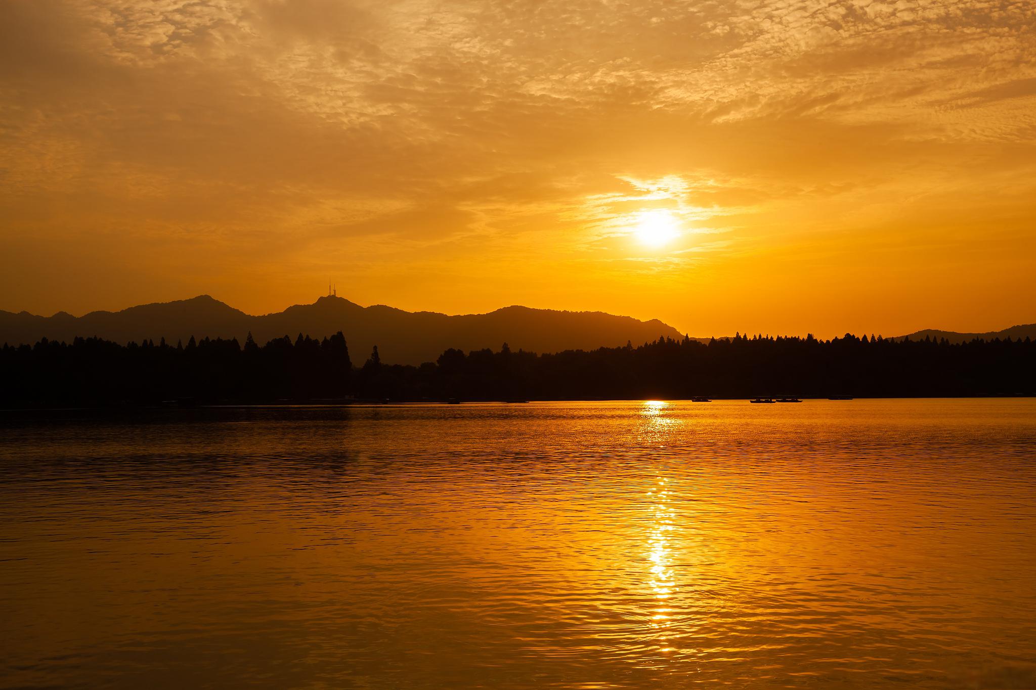 杭州西湖的黄昏 杭州西湖的黄昏,是一首流动的诗,一幅立体的画.