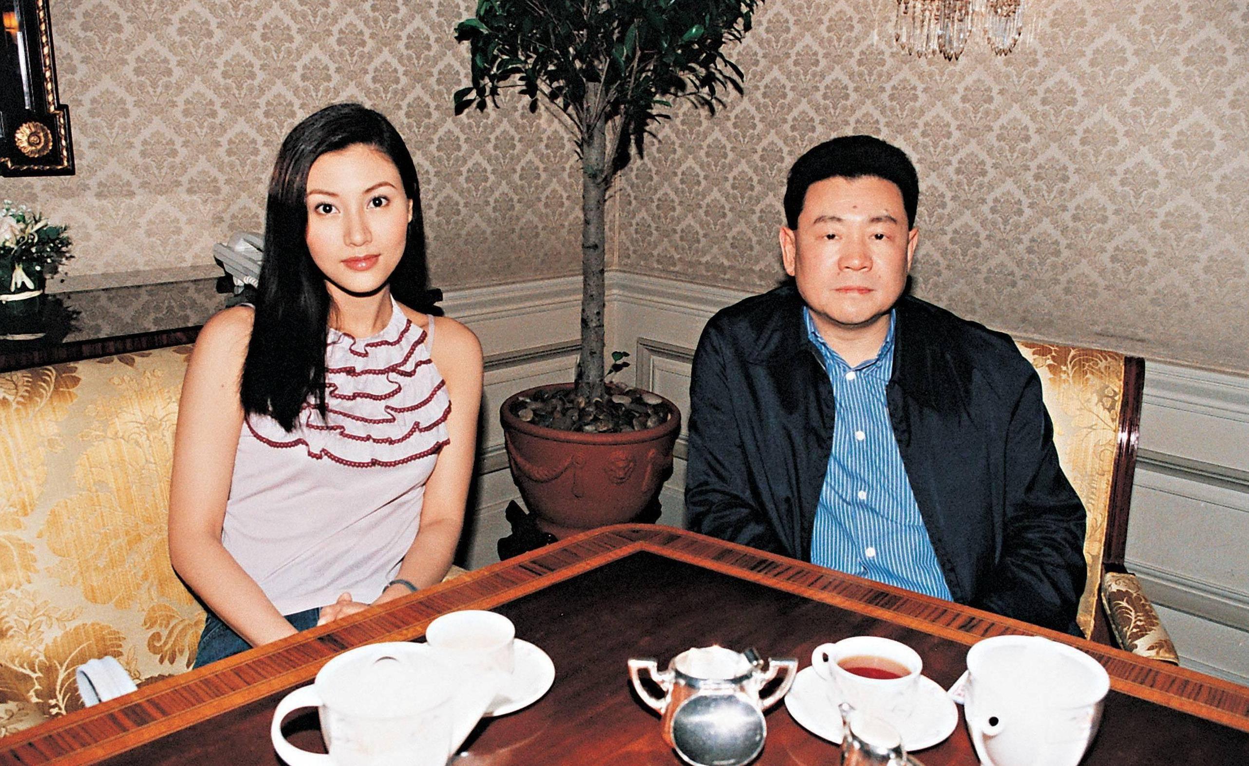 刘銮雄否认小29岁娇妻甘比亏200亿 刘銮雄否认小29岁娇妻甘比亏200亿