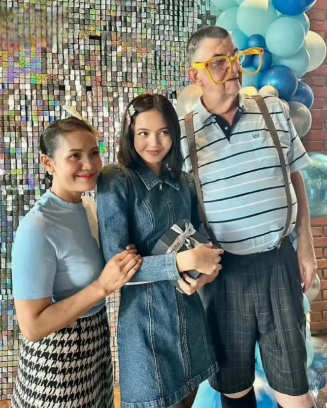 lisa给爸爸庆生 lisa为她的父亲庆祝生日,作为近期备受瞩目的韩国女