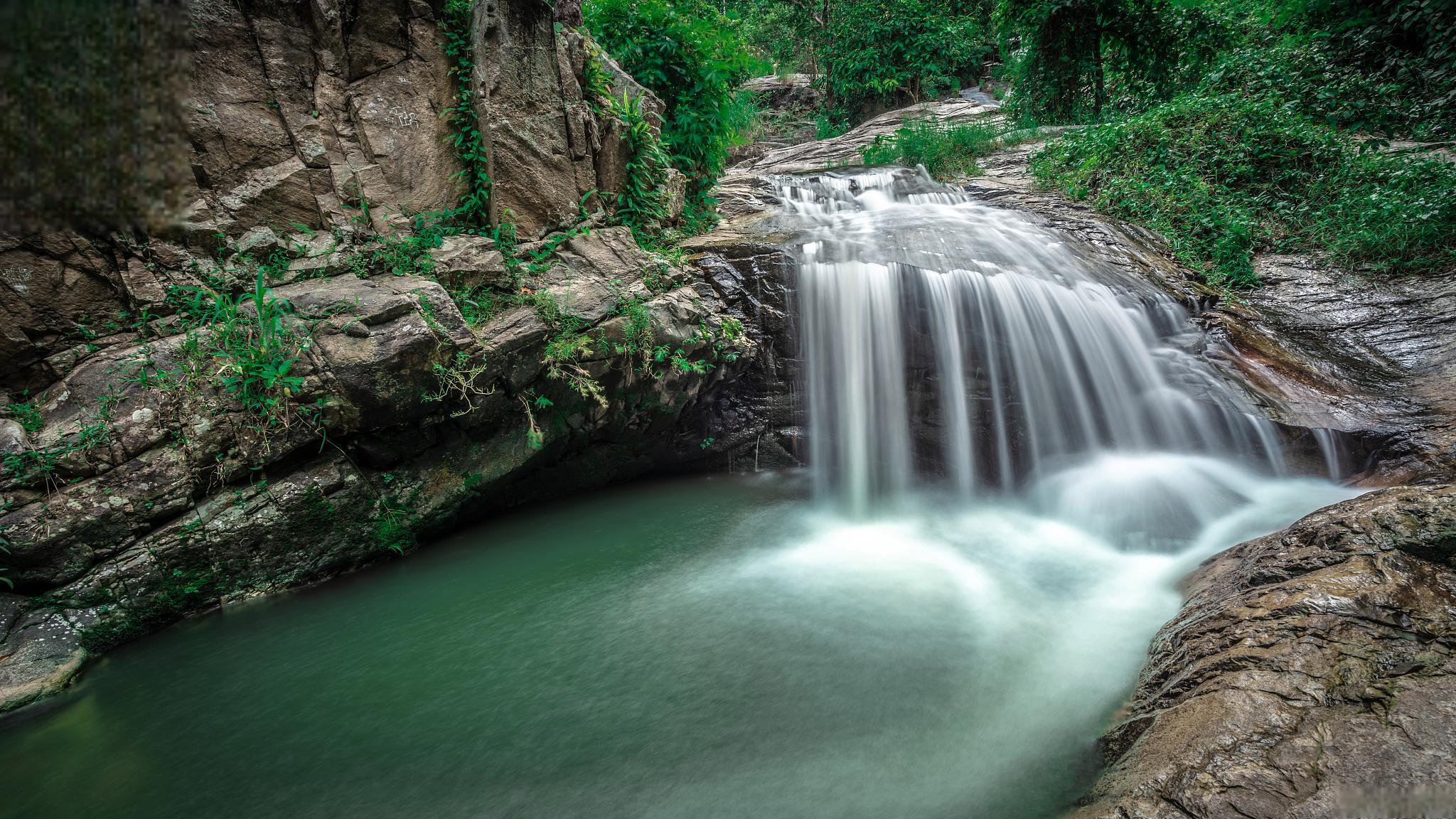 环境保护亟待加强 近日,一则新闻报道了广州一景区内,一女子在瀑布洗