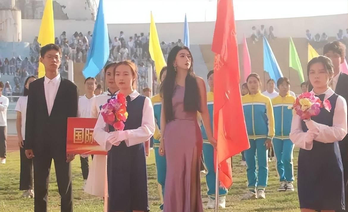 运动会"紫衣女神"走红 江西师范大学的一场运动会上,一位穿着紫色露背