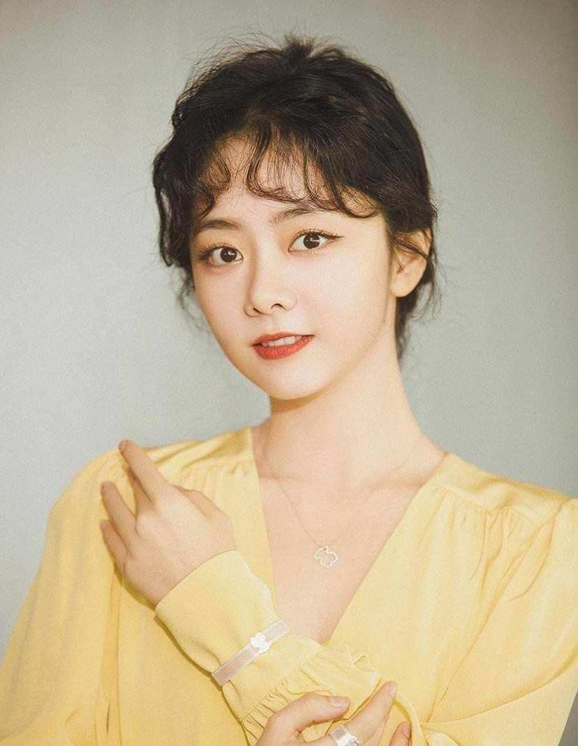 演技逆袭 谭松韵是一位28岁的实力派演员,她以一张甜美的娃娃脸在娱乐