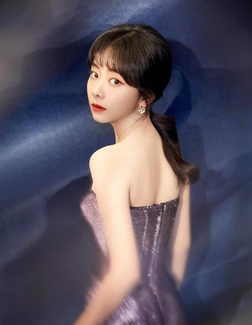 演技逆袭 谭松韵是一位28岁的实力派演员,她以一张甜美的娃娃脸在娱乐