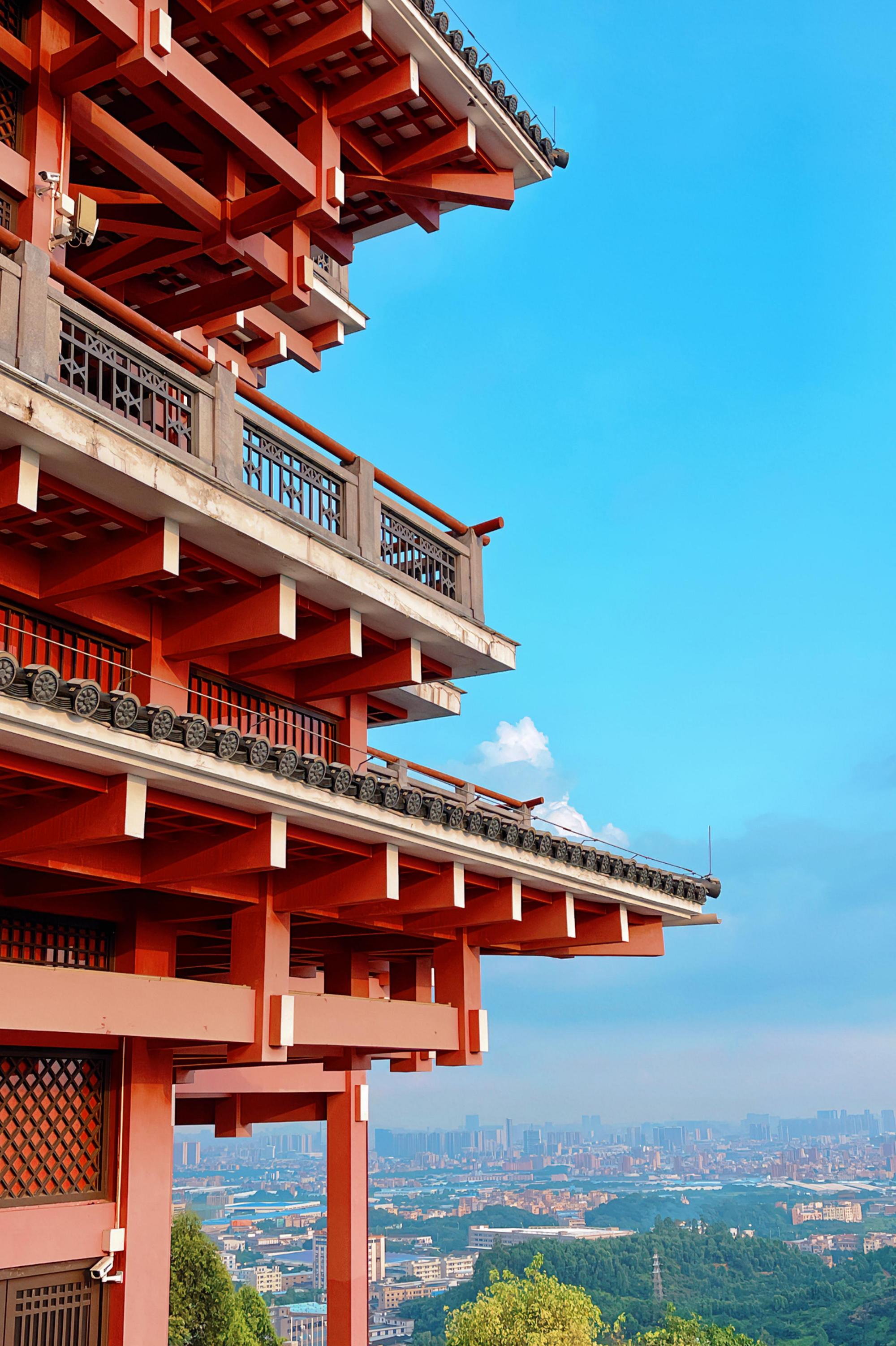 展旗楼,佛山小京都 苍穹之下,汉唐风红色的展旗楼傲对碧空,白墙绿瓦