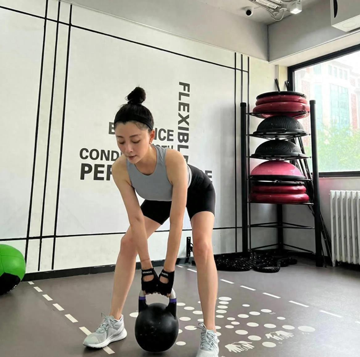 殷桃的豪宅:花海里自律的生活 殷桃的豪宅坐落在风景如画的山脚下,被