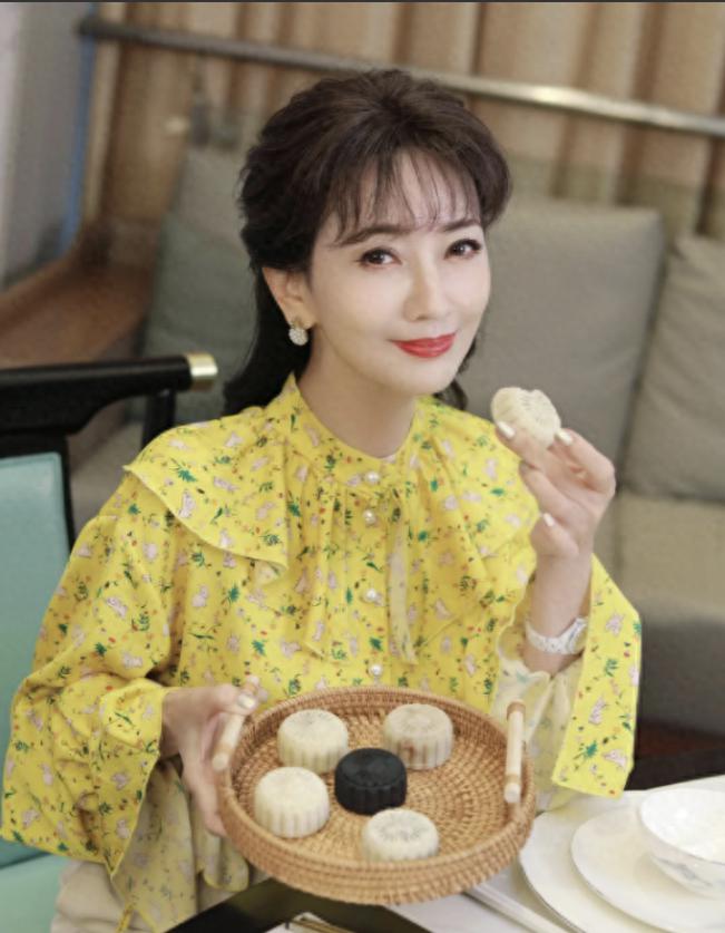 赵雅芝的时尚殿堂 赵雅芝的穿搭哲学和发型选择成为了大龄女性的时尚