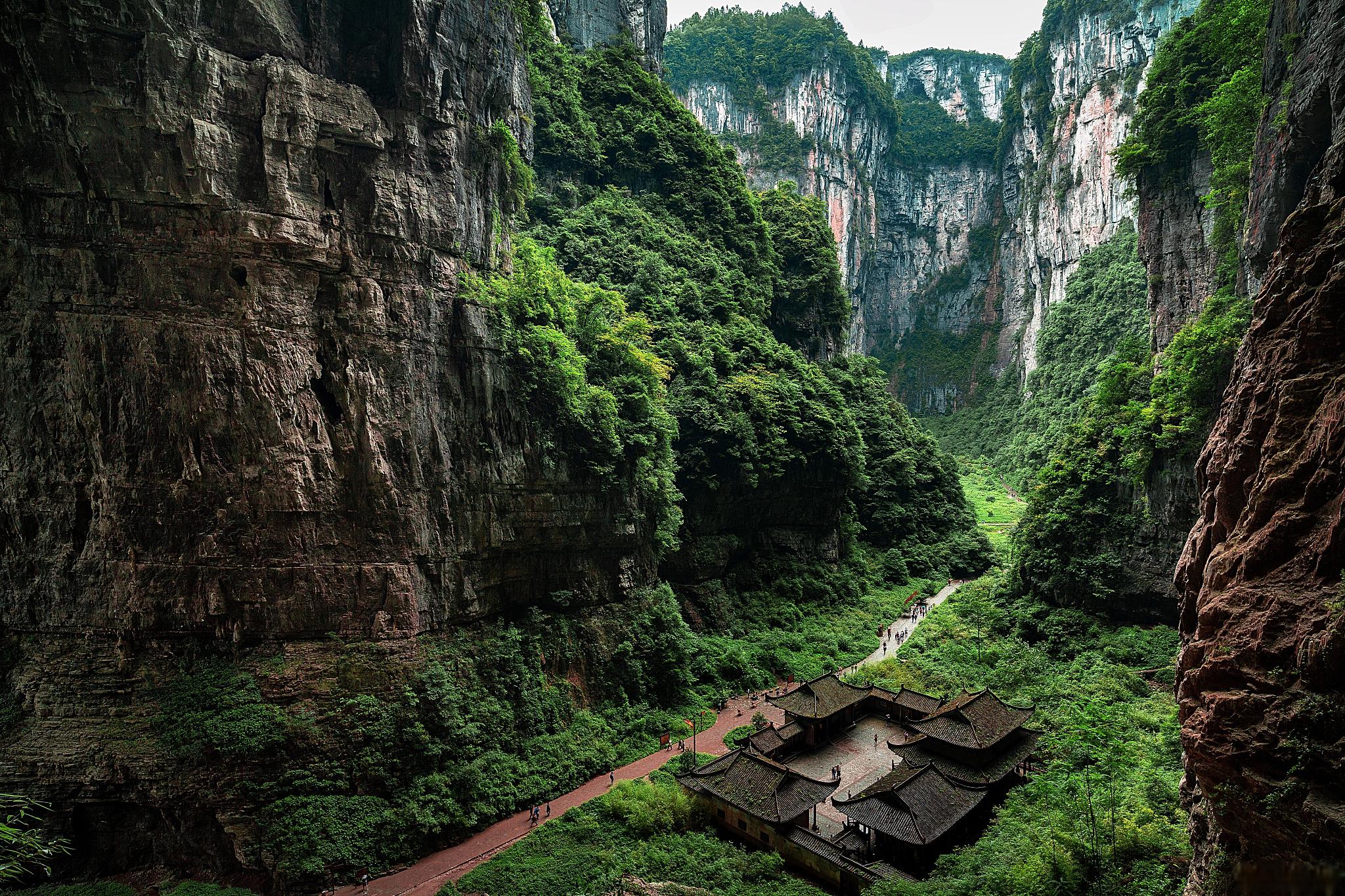 天生三桥秋天美景 当阳光照耀在天生三桥的秋天,一幅壮美的画卷在你