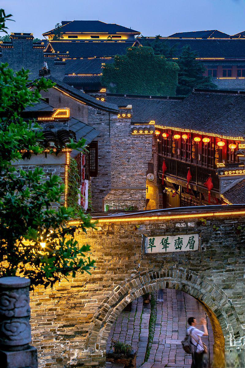 贵州青岩古镇 青岩古镇是贵州省贵阳市花溪区的一座历史文化名镇,距离
