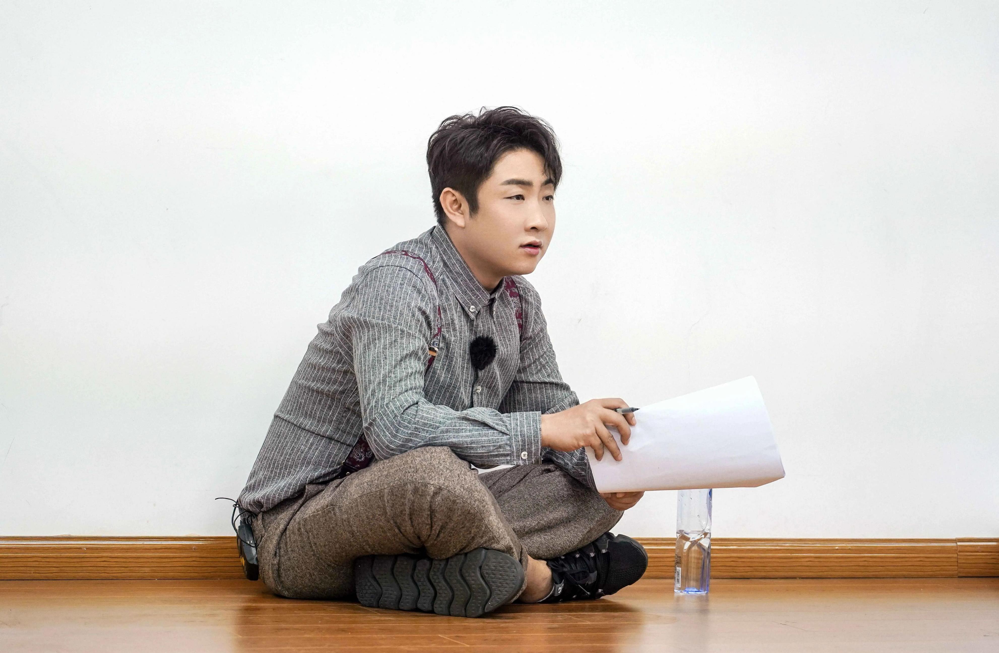 《乘风踏浪》是一部以小康之路为背景的创业喜剧,主演有"洗浴王"乔杉