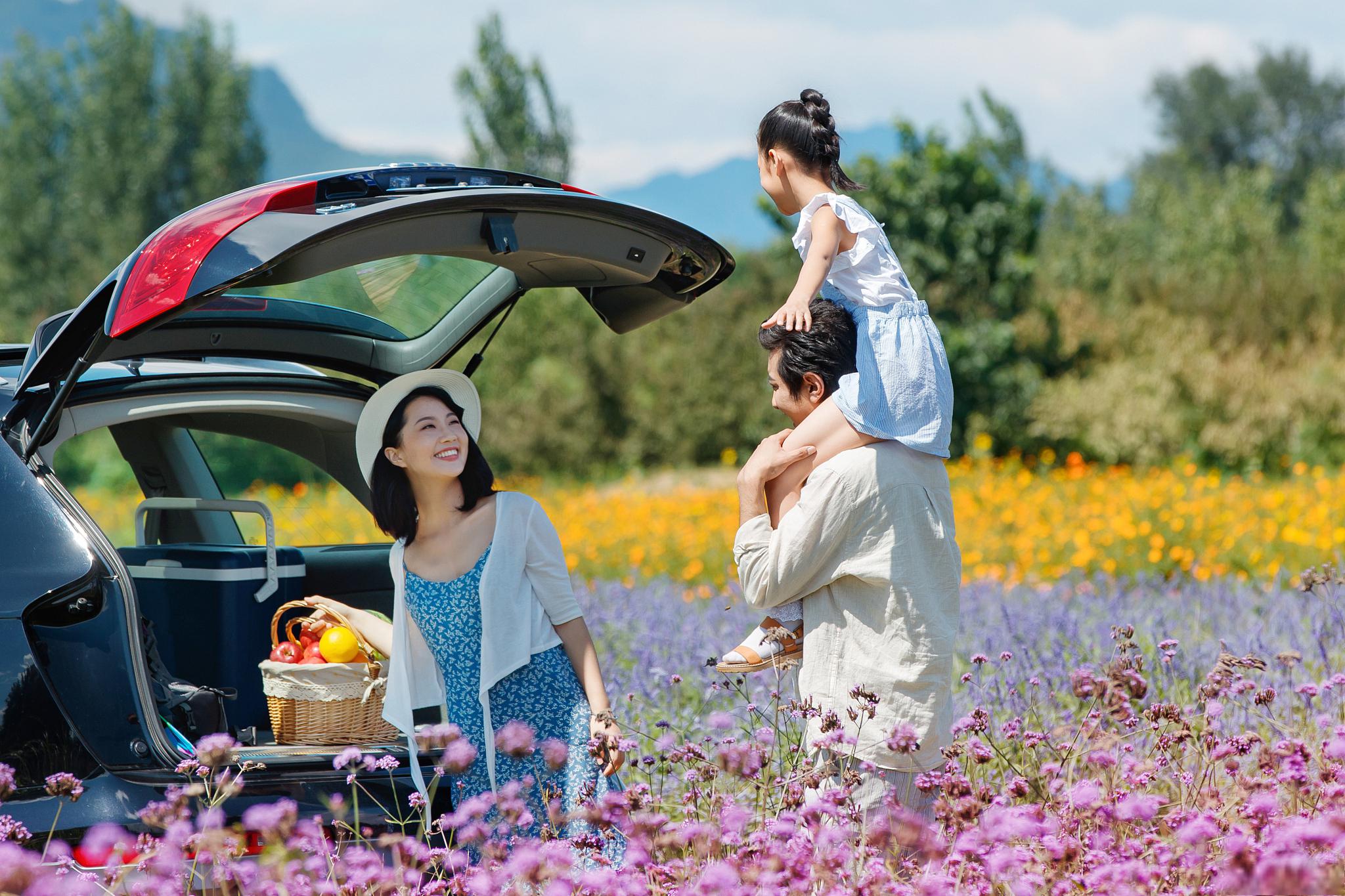 在这个季节里,人们总是喜欢到郊外去游玩,感受大自然的美丽和神秘.