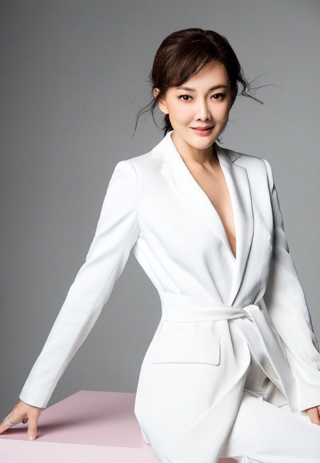 演员牛莉:为普通丈夫连生三孩子 牛莉,一个出生在军人家庭的女孩,尽管