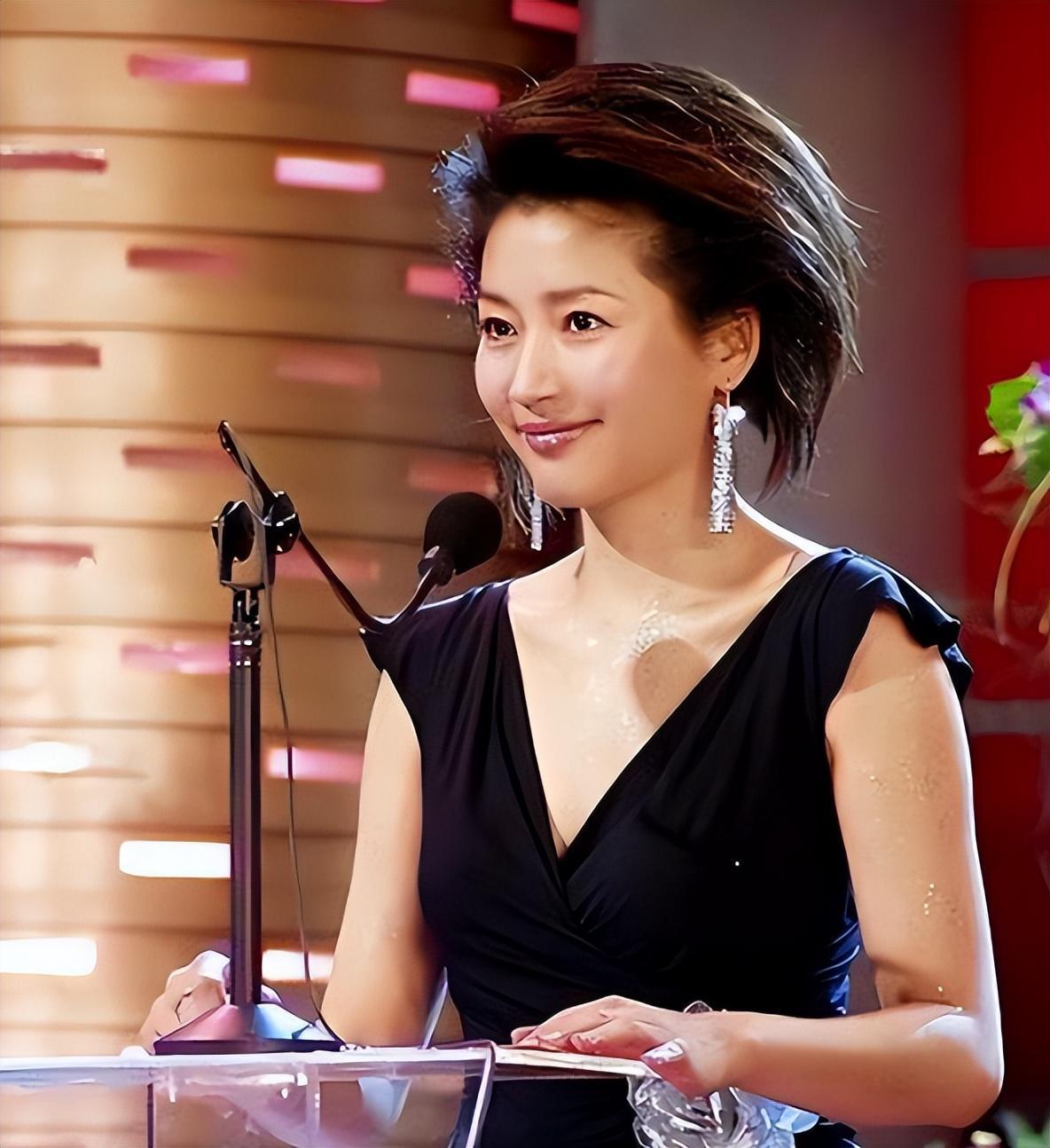 王小丫:幽默坚韧走上康庄大道 王小丫,才华横溢的主持人,以独特的幽默