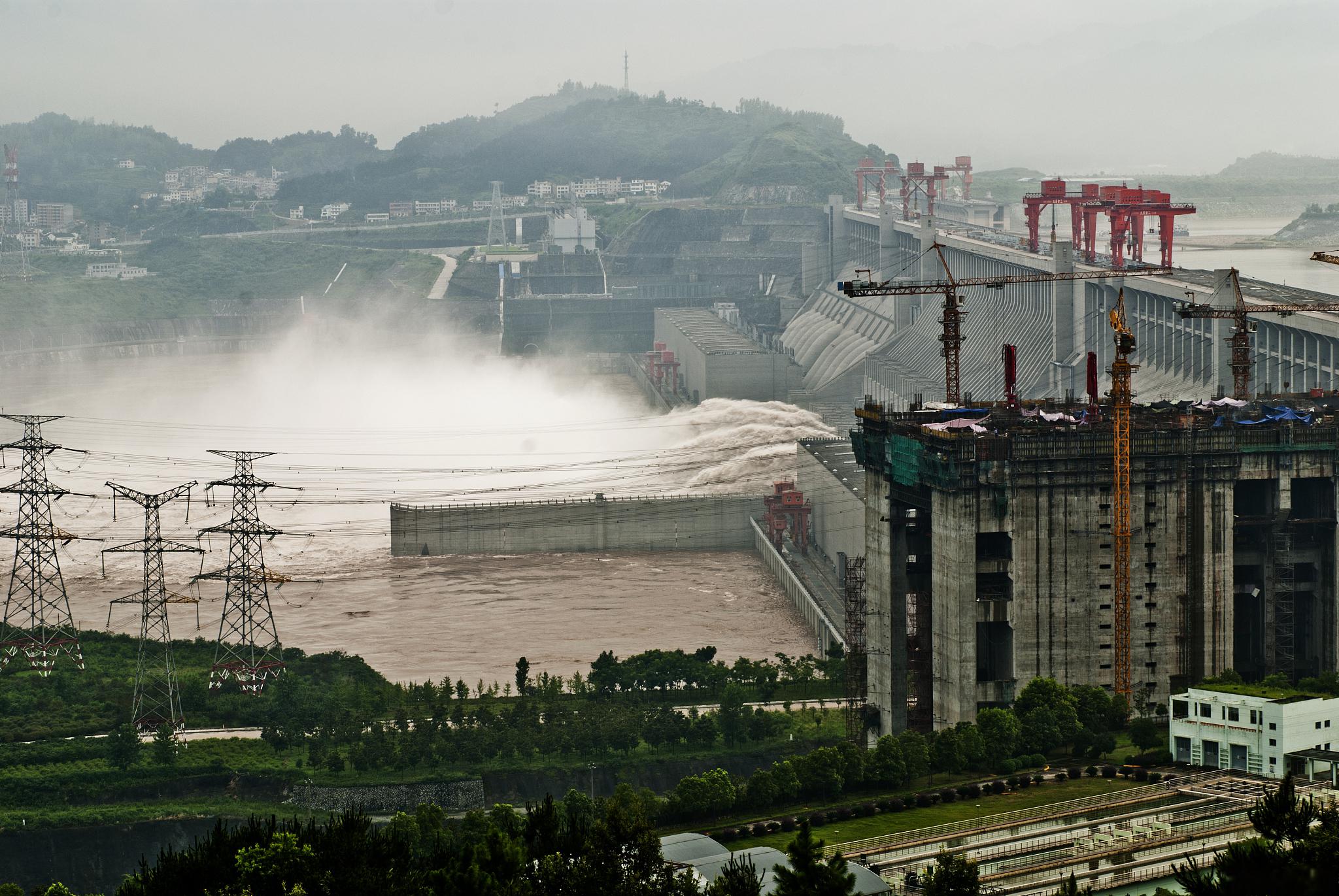 欣赏到水库的壮观景色,还可以参观工程展览馆和纪念馆,了解三峡工程的