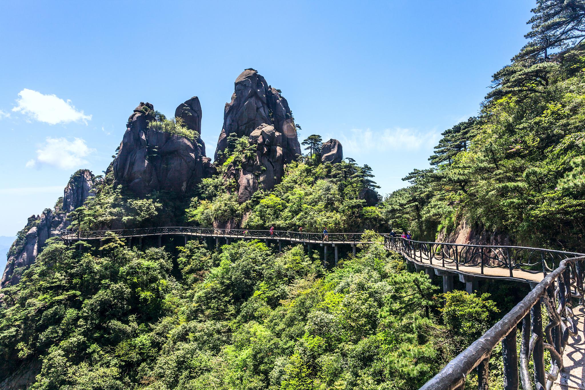 下面推荐八个必去的景点:三清山风景区,龟峰风景名胜区,大茅山景区