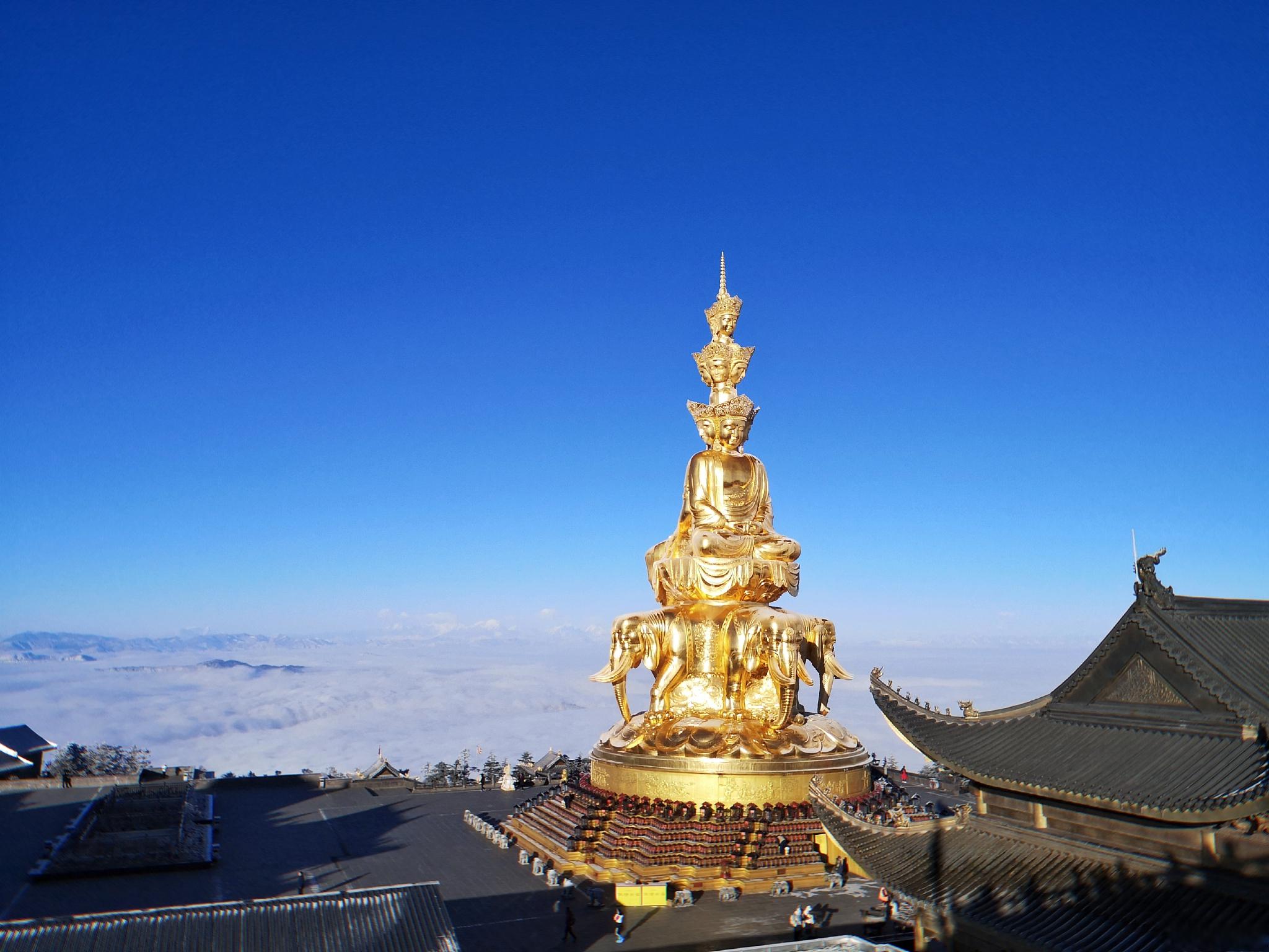 在四川盆地的西南部,有一座名为峨眉山的山峰,它以其秀美的自然风光和