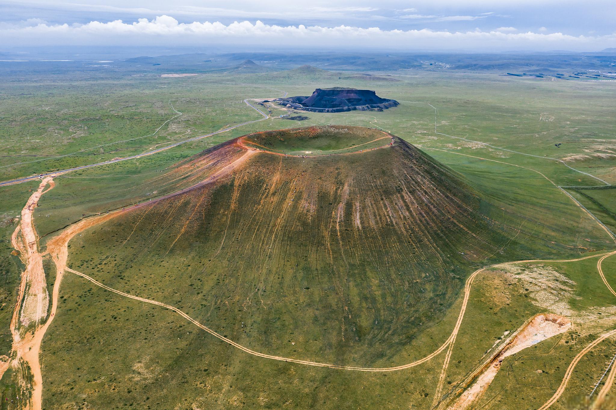 乌兰哈达火山地质公园位于内蒙古自治区乌兰察布市,拥有众多火山和