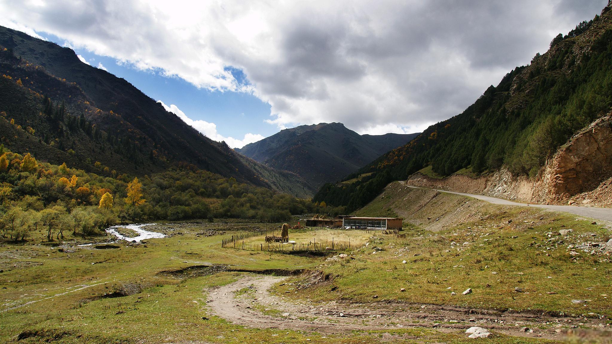 蓝色的秘境——巴巴沟 蓝色的秘境在川西高原,有一处养在深闺的绝世