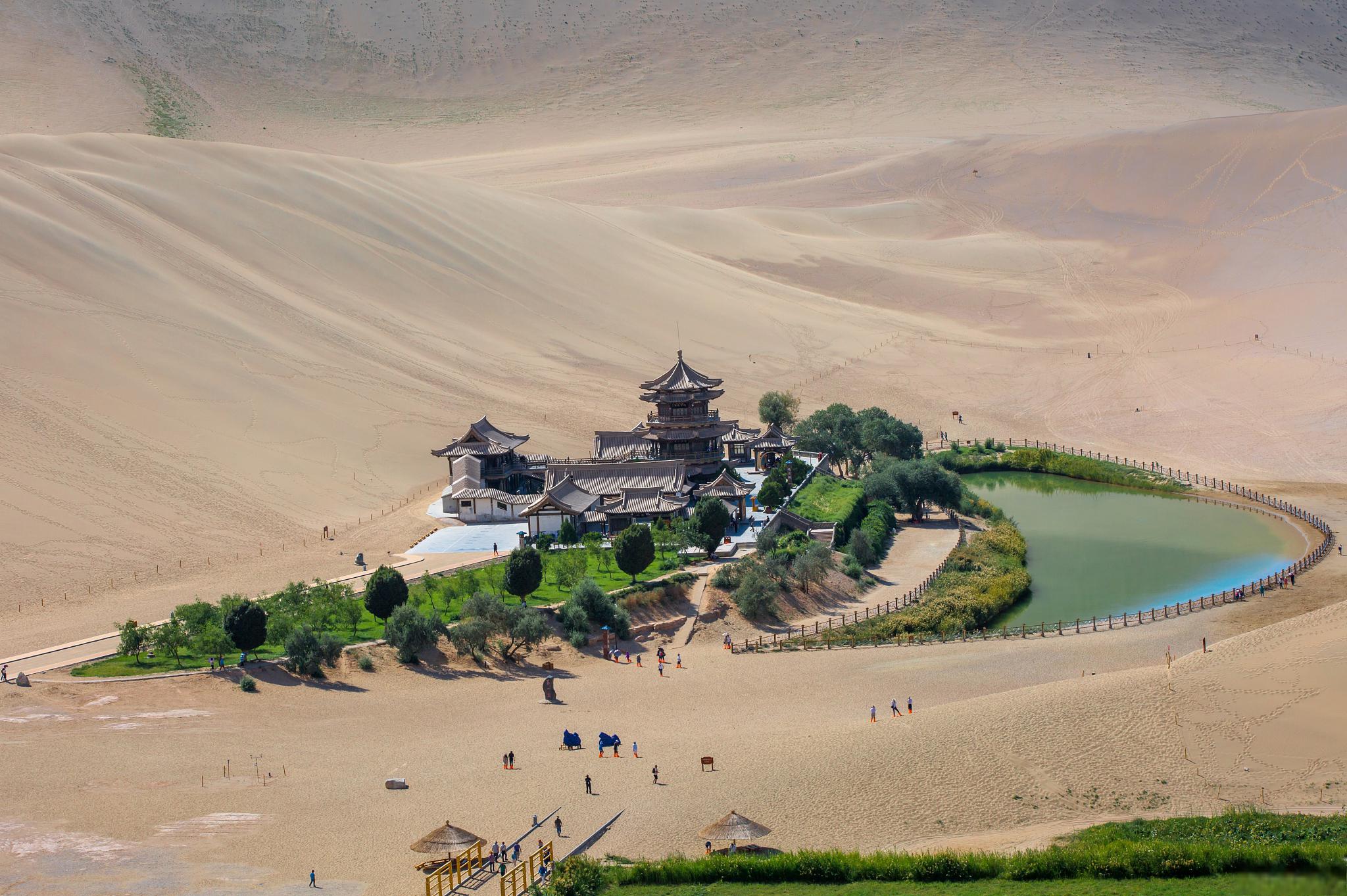 敦煌月牙泉,沙漠中的明珠 敦煌月牙泉,位于中国甘肃省敦煌市莫高窟