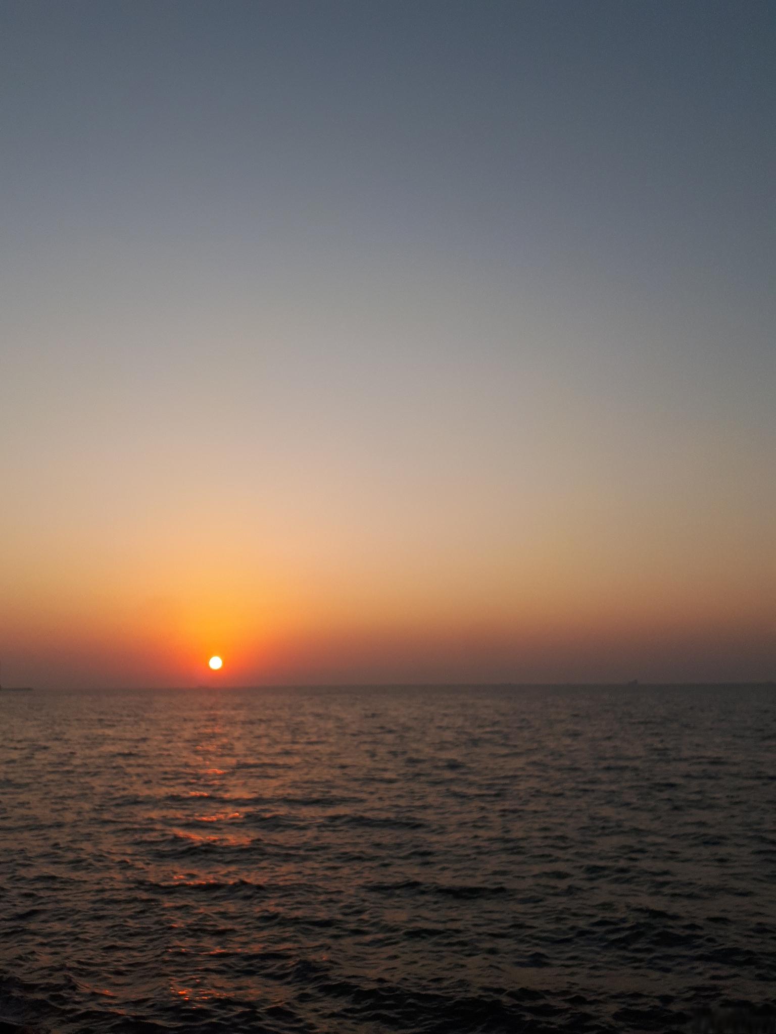 海边日出的美丽 海边日出是一种难以言喻的美景