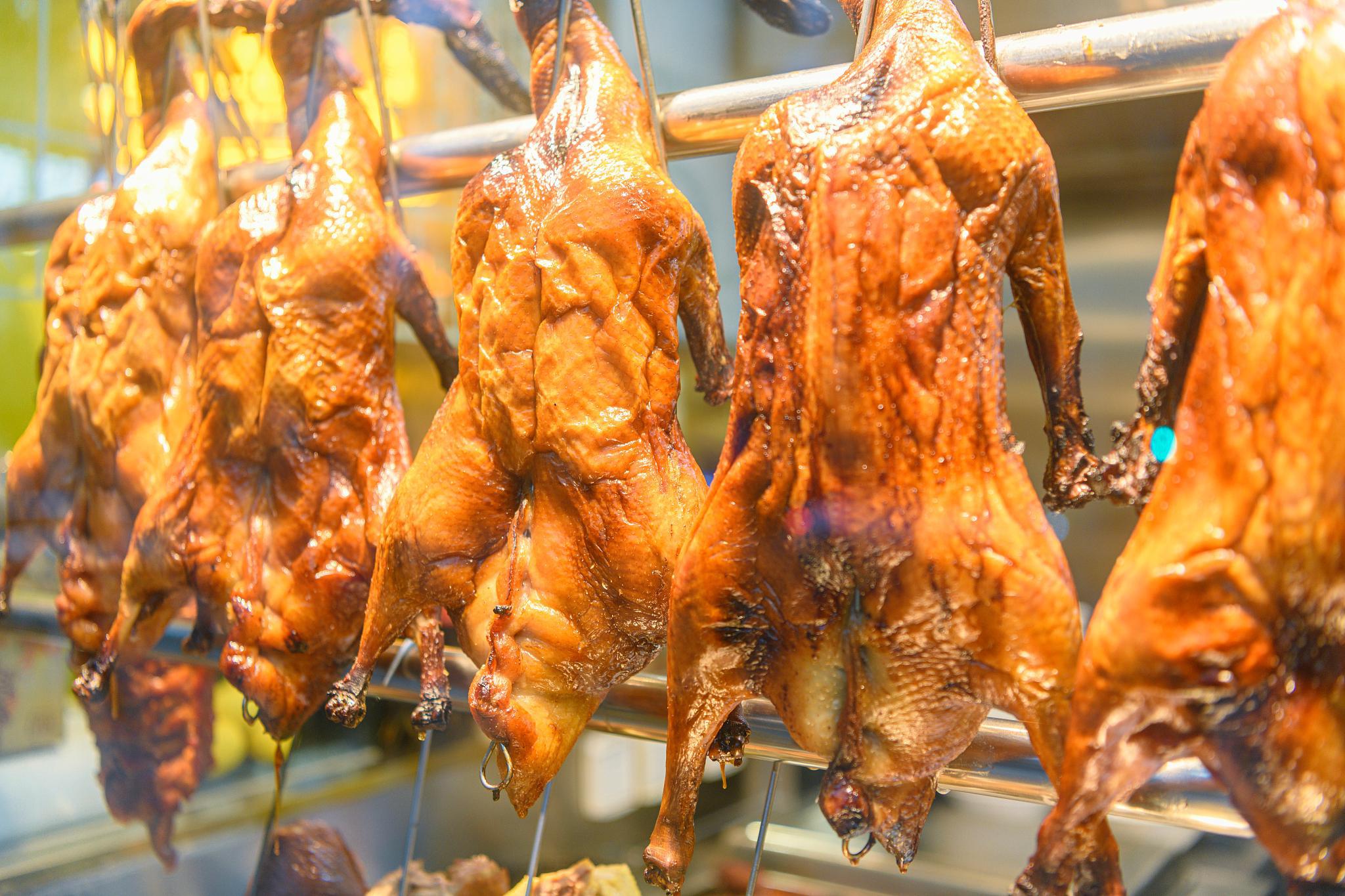 人民大学食堂自研烤鹅腿,创新服务赢得学生喜爱 近日,人民大学食堂