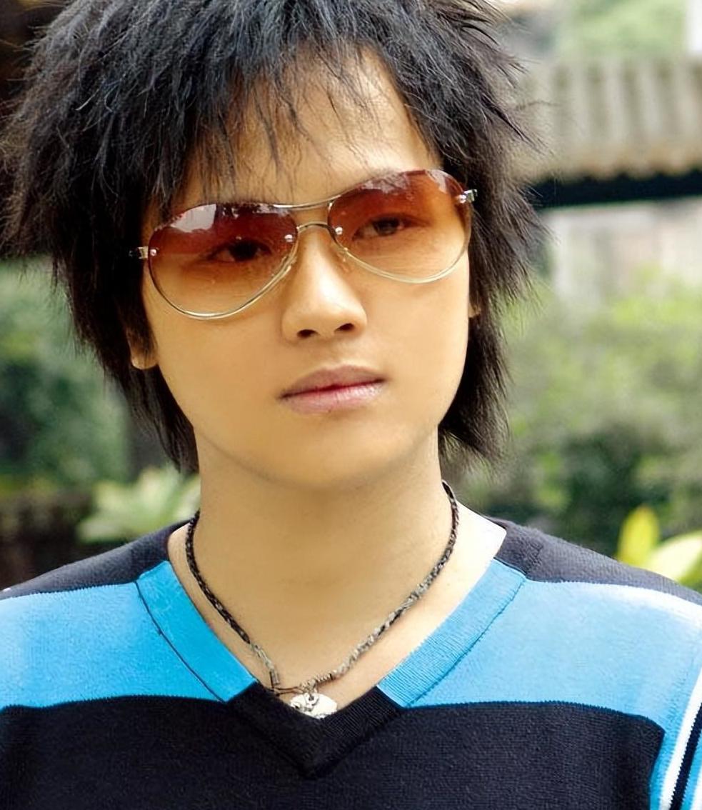 23岁凭一首歌狂赚2亿,29岁成音乐教授,情歌王子郑源 郑源是一个让人