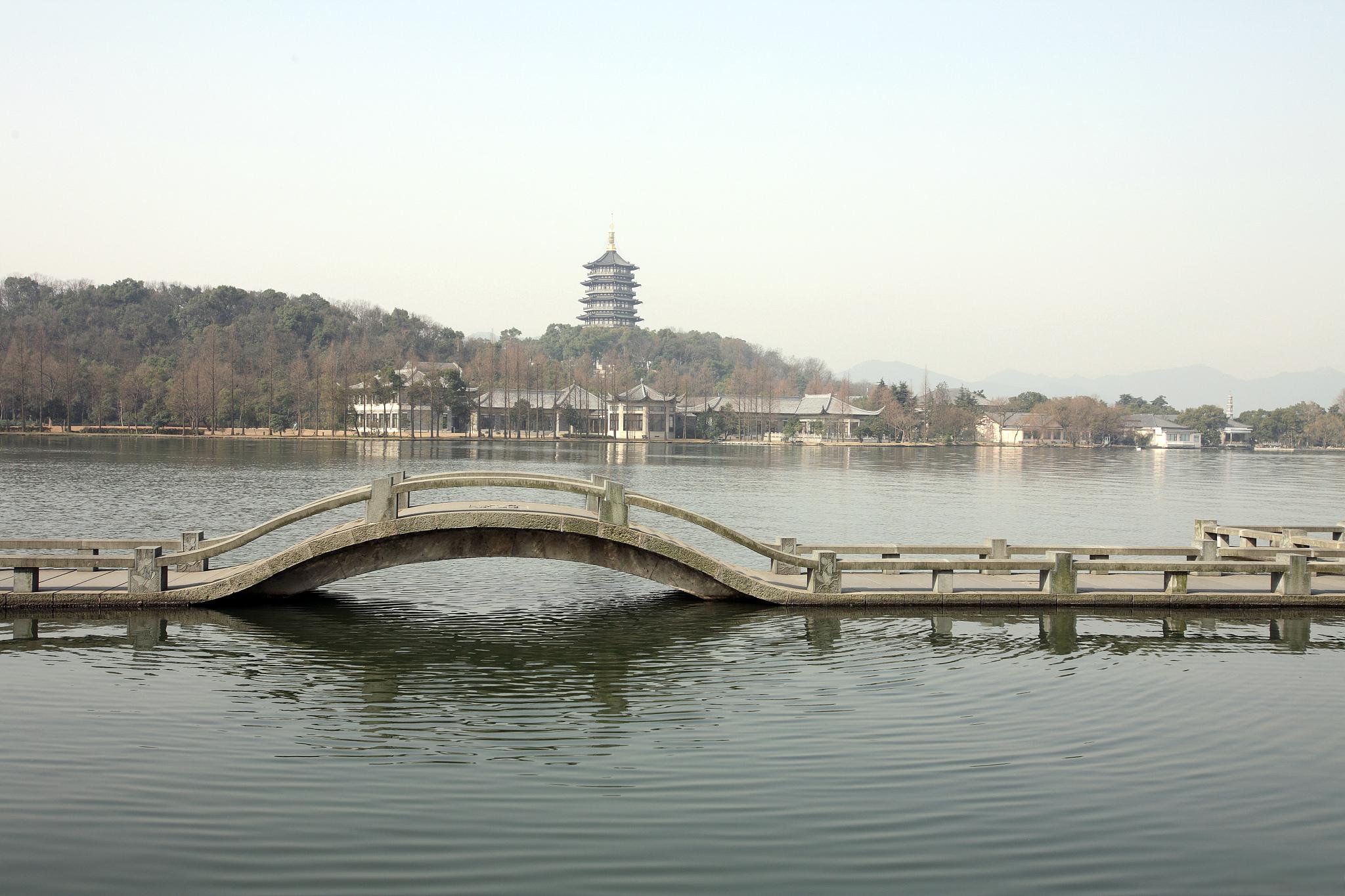 杭州断桥残雪景点介绍 断桥残雪,是杭州的著名景点之一,以其独特的