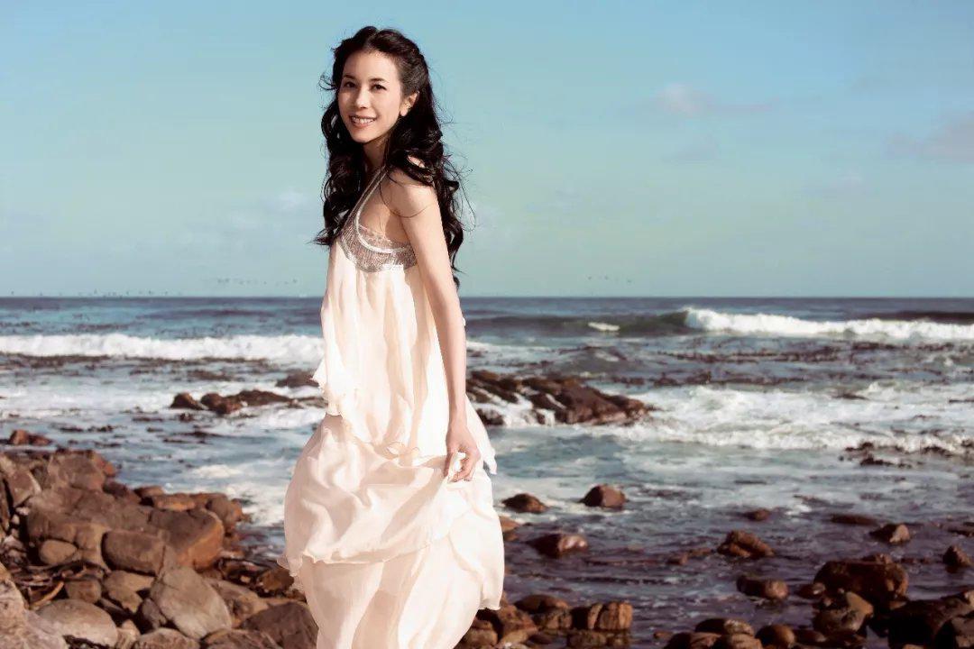 莫文蔚:坚韧精神的代表 莫文蔚,英国籍华裔女歌手,演员,音乐制作人