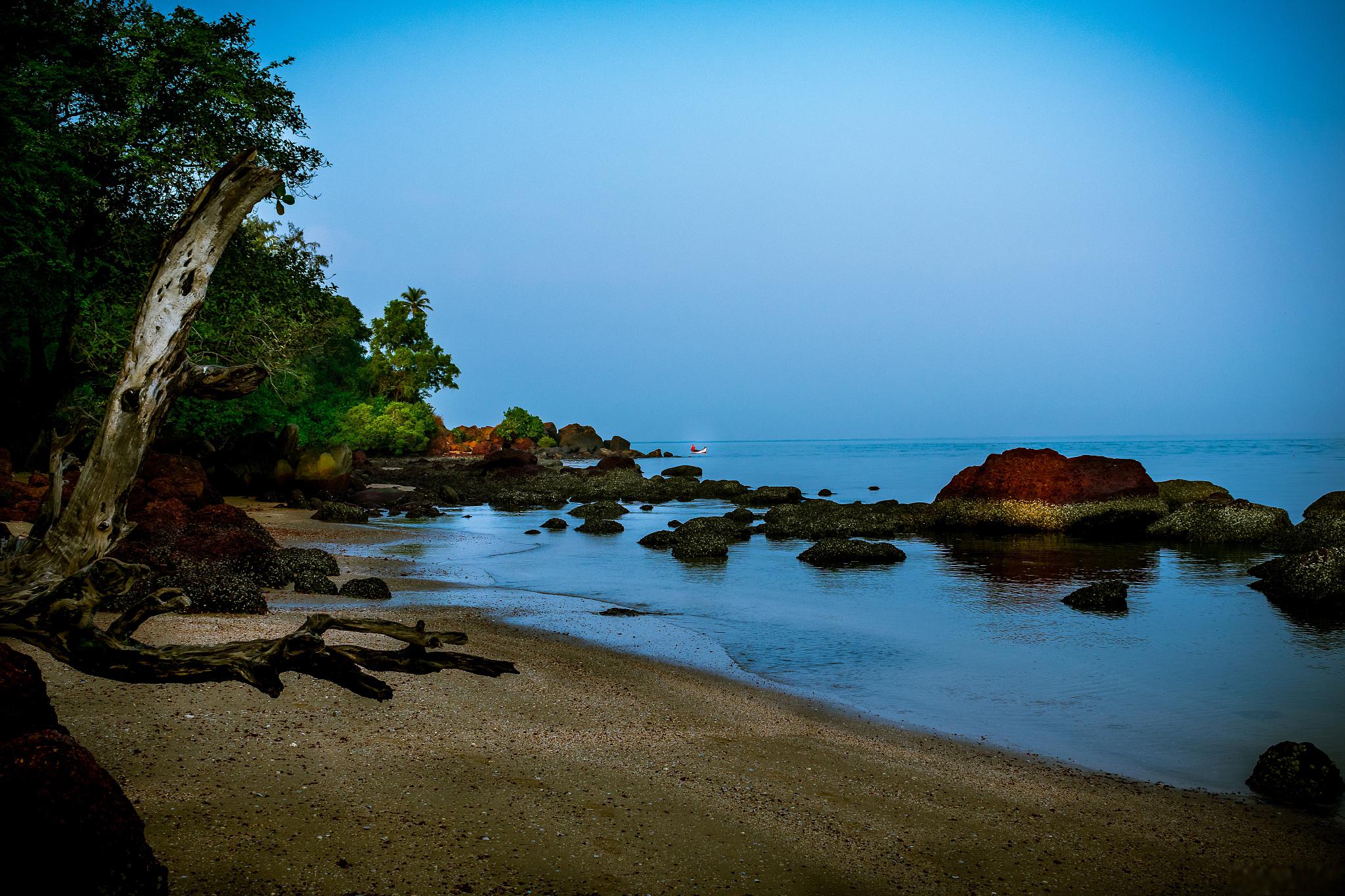涠洲岛坐落在广西壮族自治区的北海市北部湾海域中部,旁边就是广西