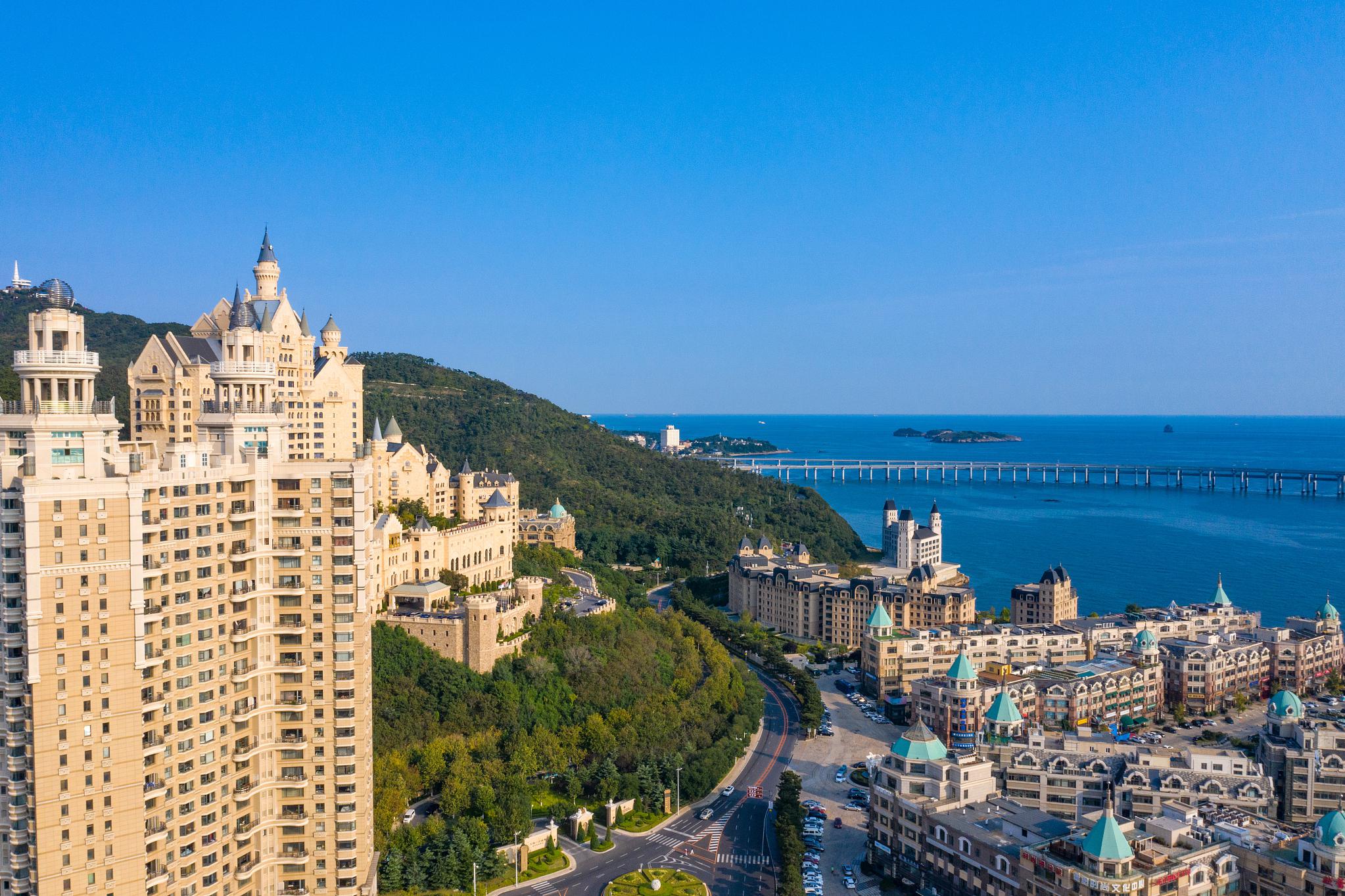 大连旅游景点推荐 大连位于中国东北南端,是辽宁省的一个沿海城市.