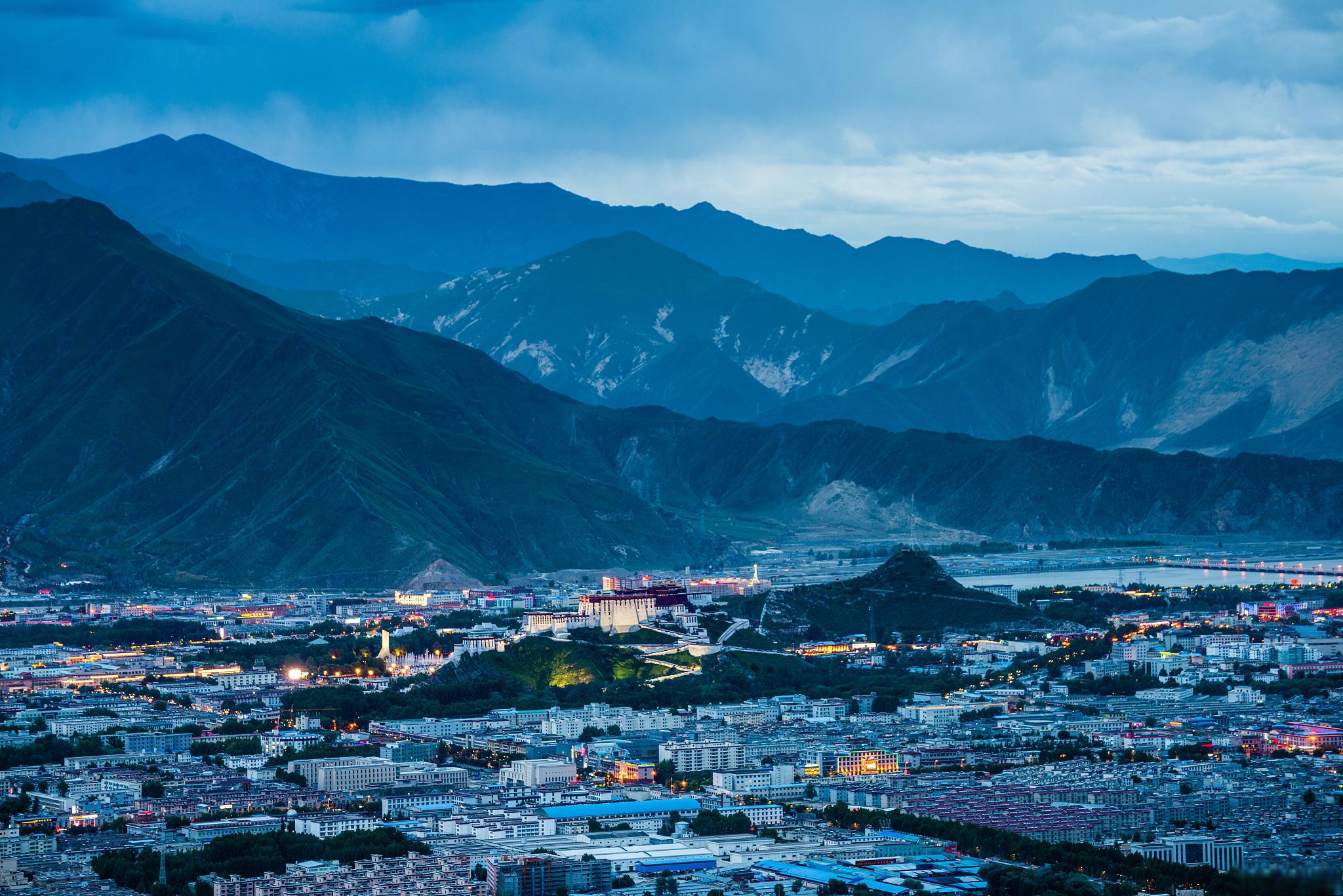 林芝市,西藏的江南 西藏林芝市是一个美丽而神秘的城市,位于西藏自治