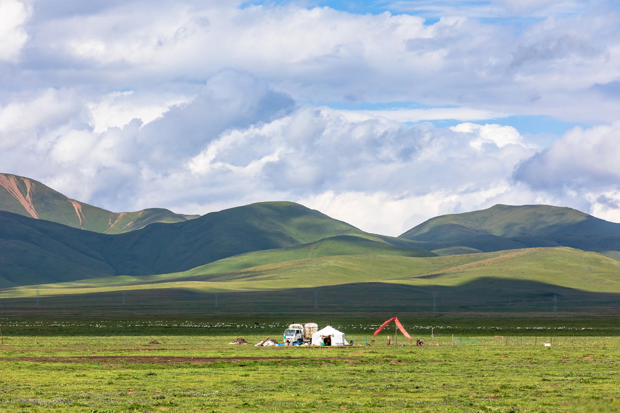 塔公草原,一片人间仙境 塔公草原,位于四川省甘孜藏族自治州康定市