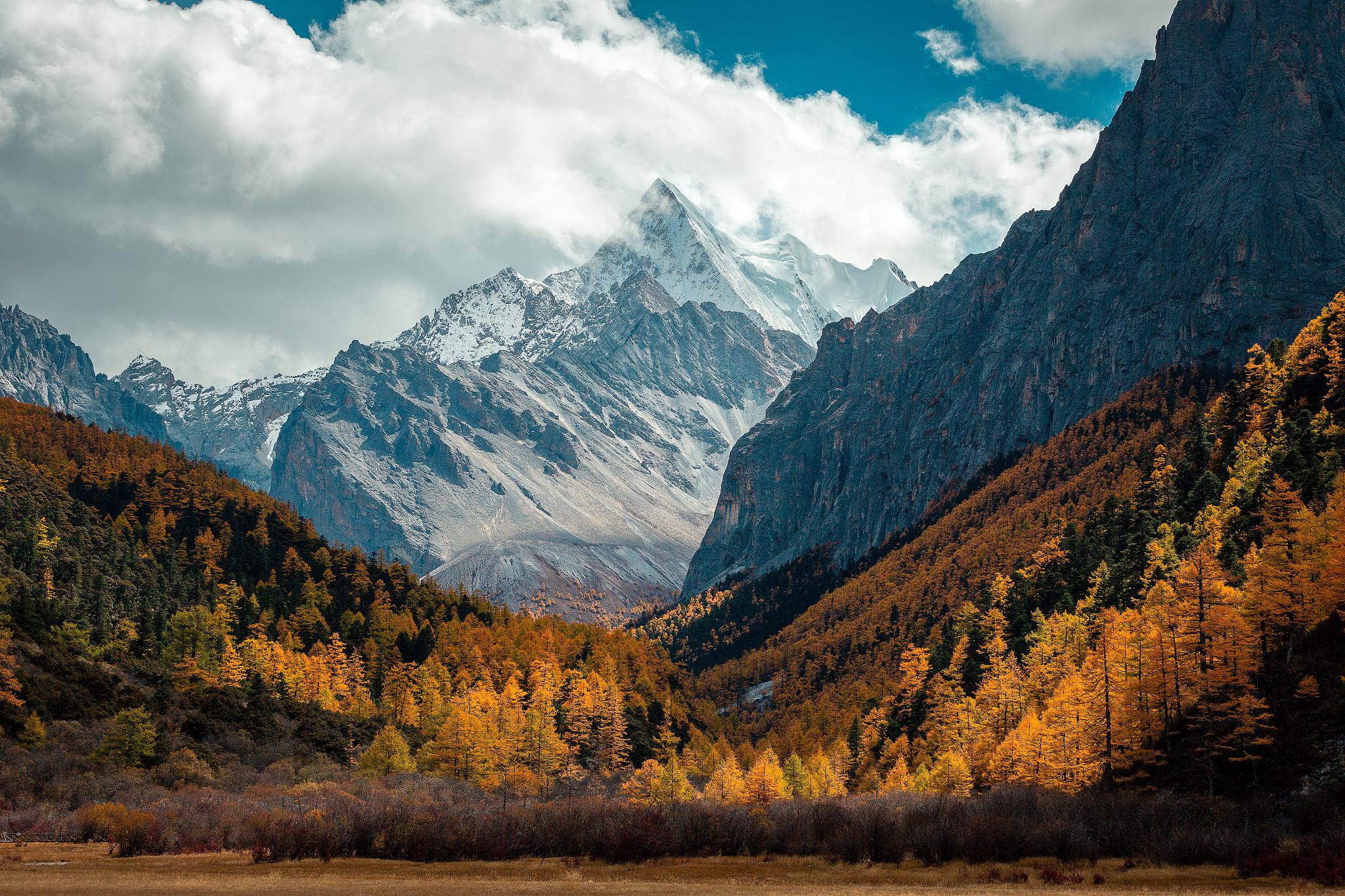 南迦巴瓦峰:秋色之美与自然之壮 位于西藏林芝地区米林县的南迦巴瓦峰
