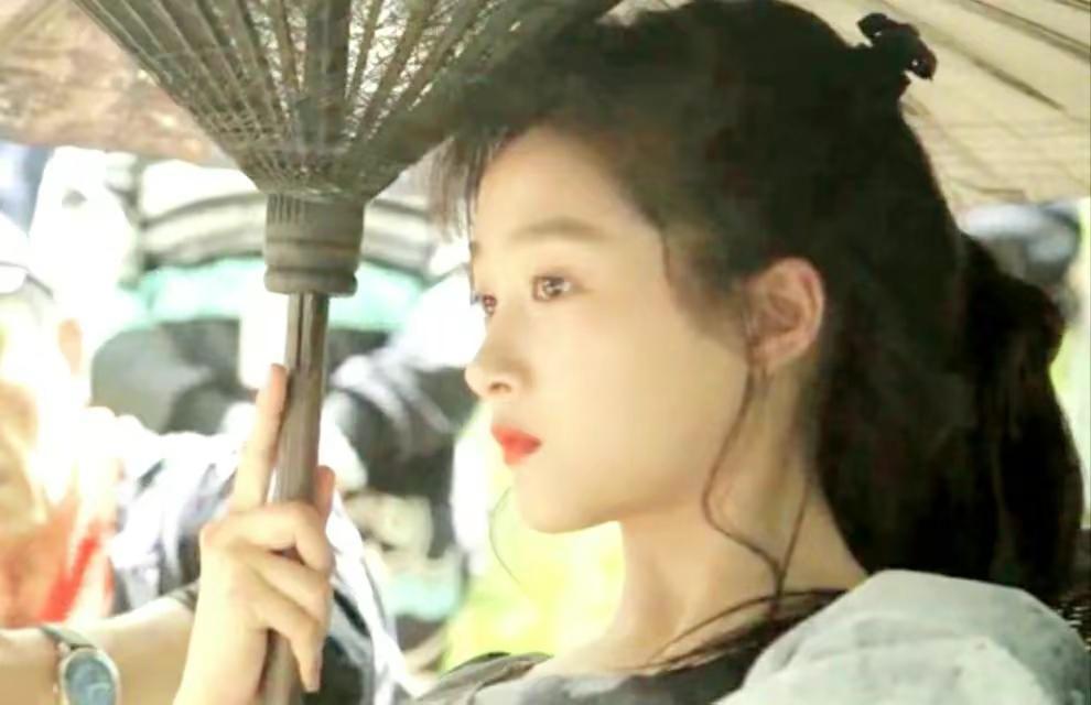 关晓彤在《影》中撑伞的美 关晓彤在《影》中撑伞的场景无疑是一颗