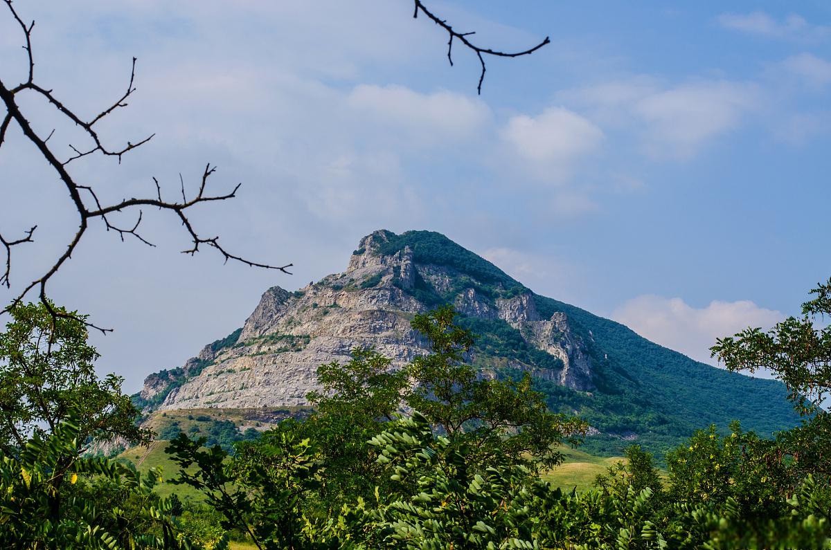 莲青山,大自然的鬼斧神工 莲青山,位于山东省滕州市东北部,山势陡峭