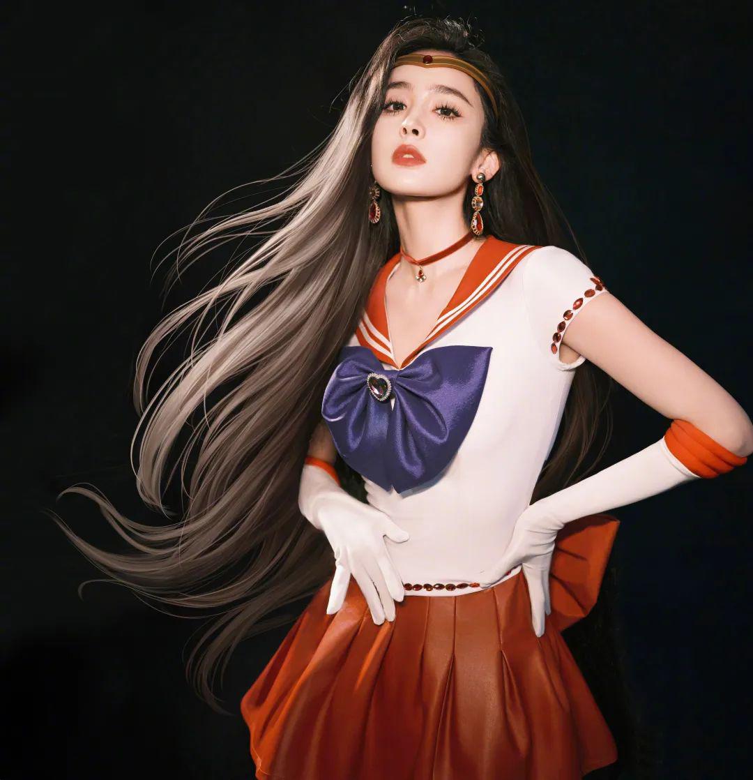娜扎在社交媒体上晒出了一组极具视觉冲击力的美少女战士cosplay写真