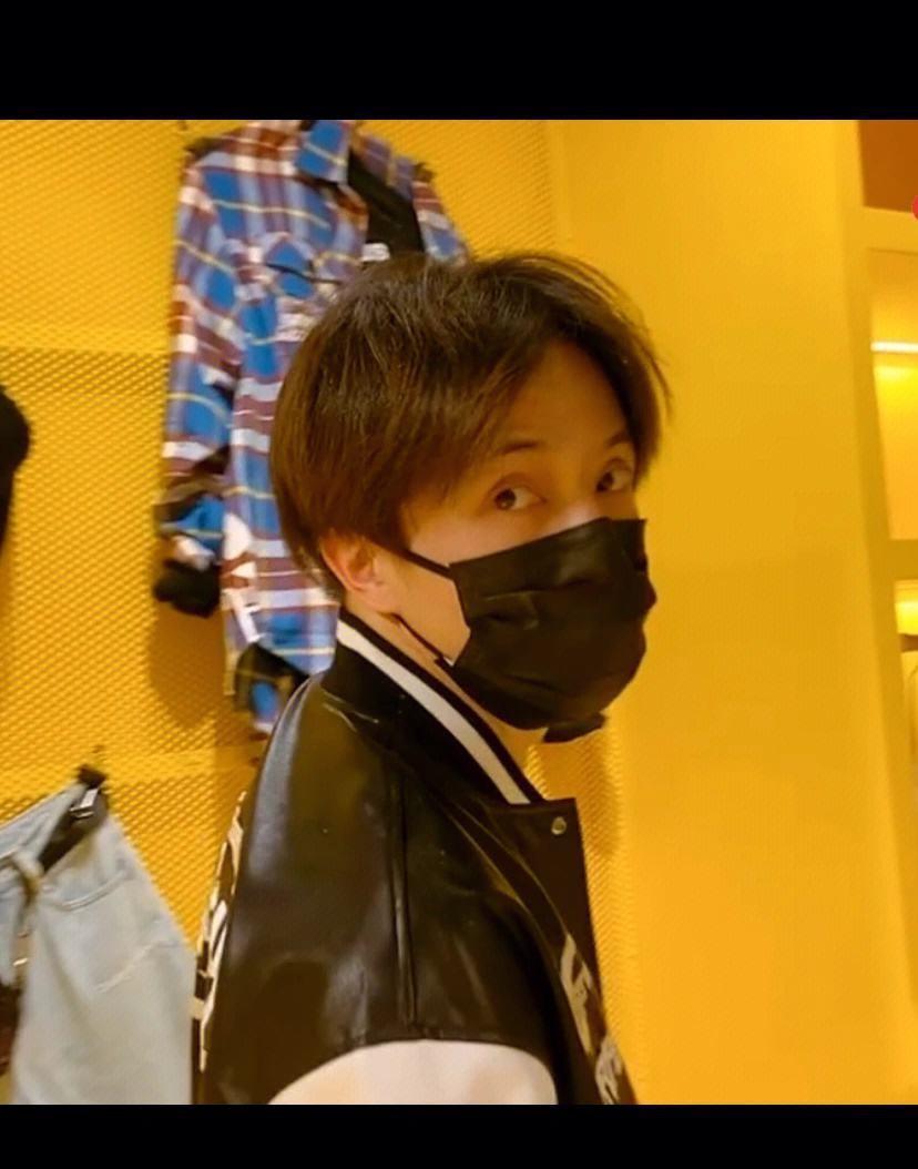 薛之谦父子街头漫游引发热议 薛之谦与儿子一次街头漫游的场景,展现出