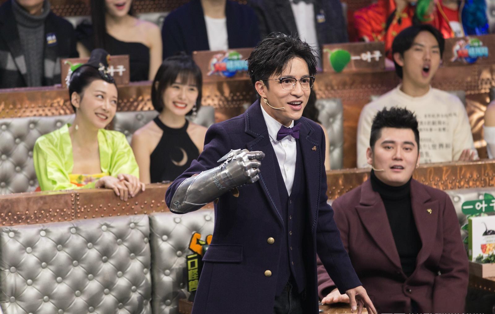 薛之谦父子街头漫游引发热议 薛之谦与儿子一次街头漫游的场景,展现出