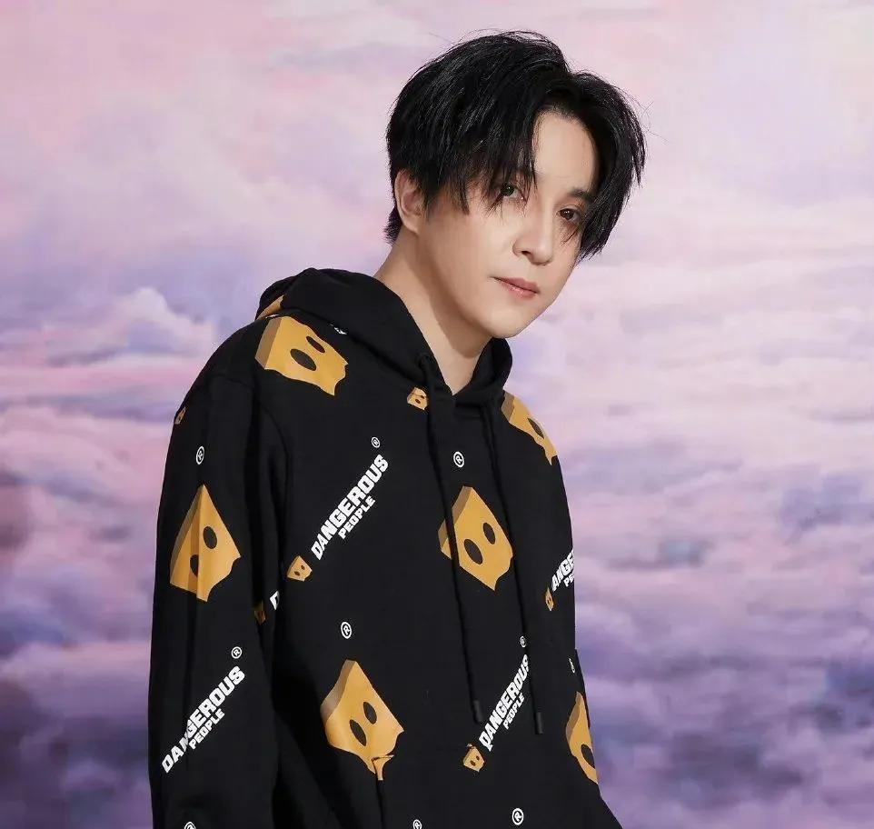 薛之谦父子街头漫游引发热议 薛之谦与儿子一次街头漫游的场景,展现出